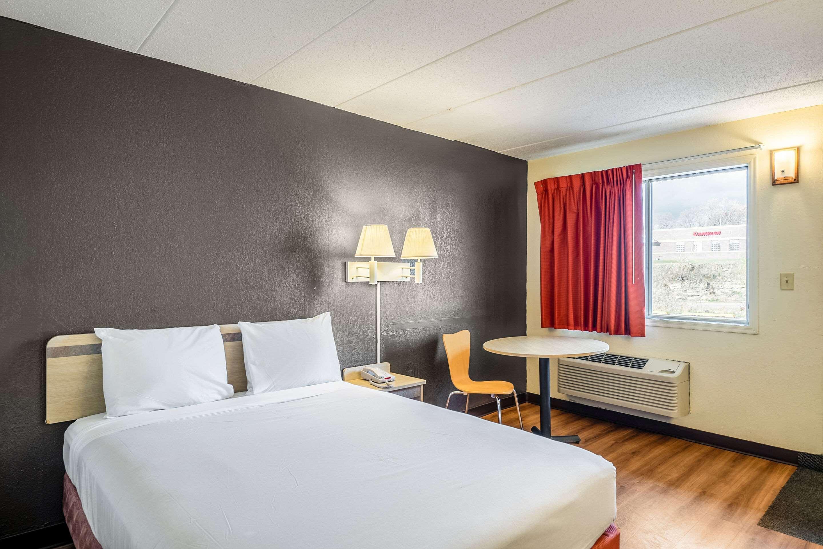 Rodeway Inn Дабек Экстерьер фото