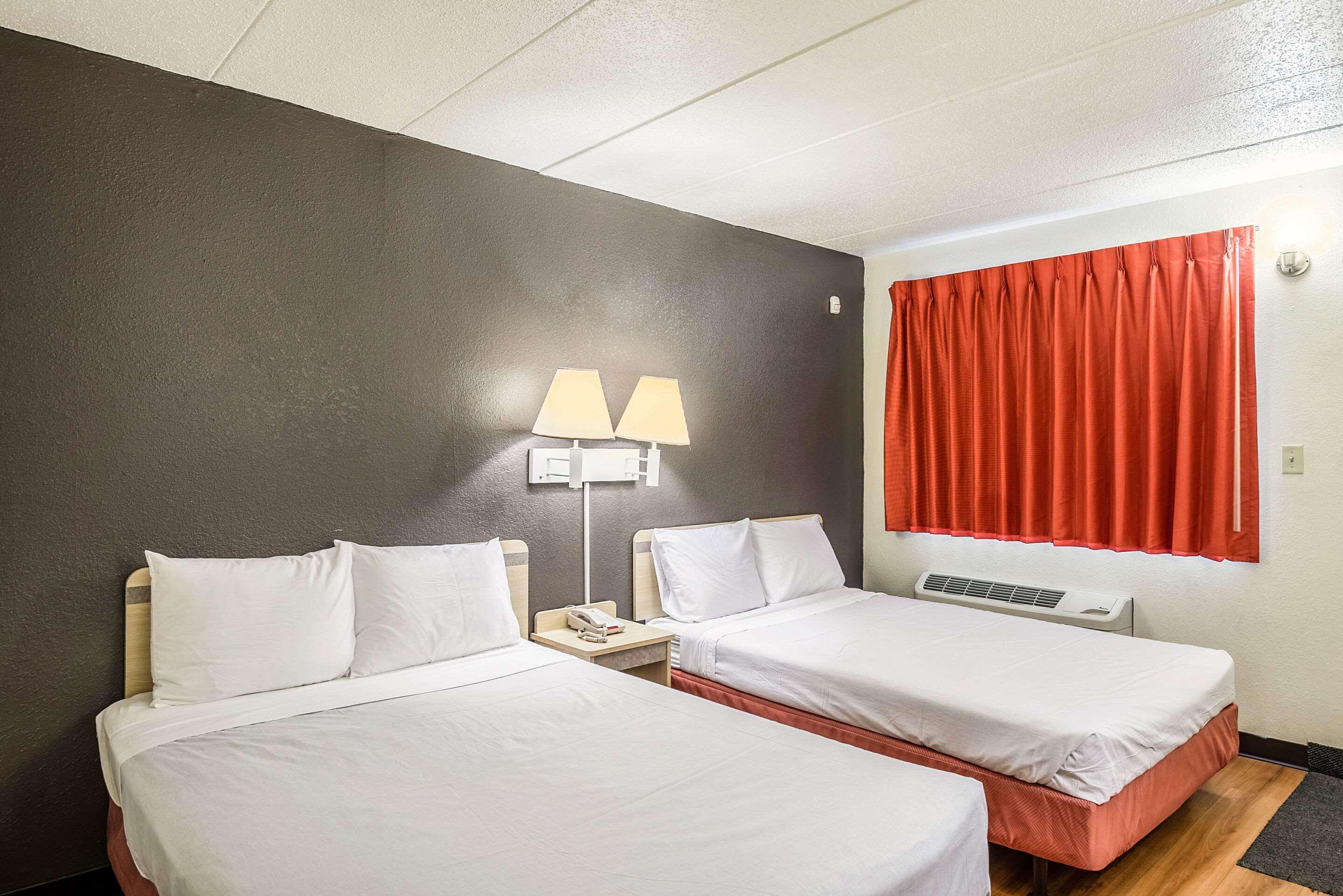 Rodeway Inn Дабек Экстерьер фото