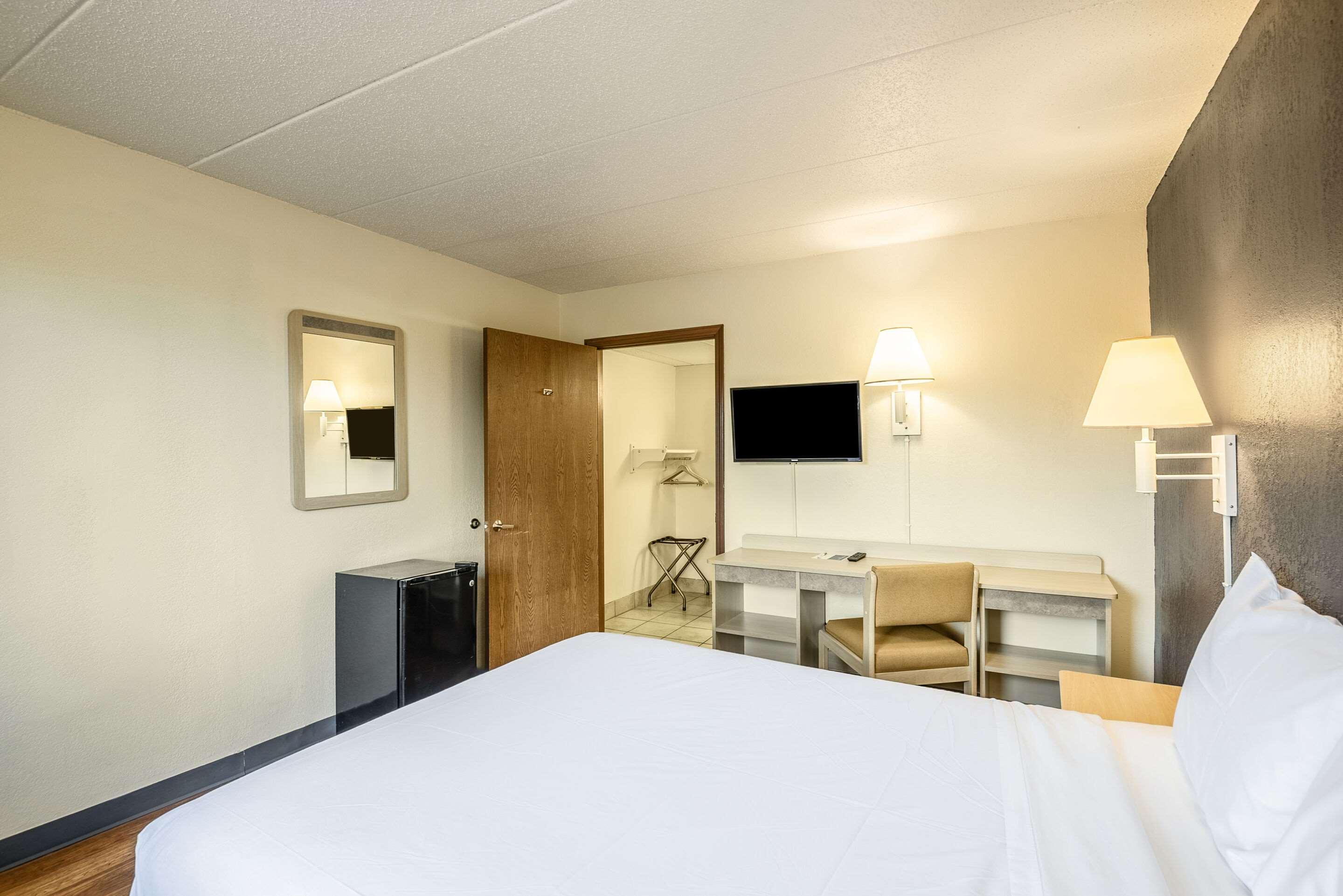 Rodeway Inn Дабек Экстерьер фото