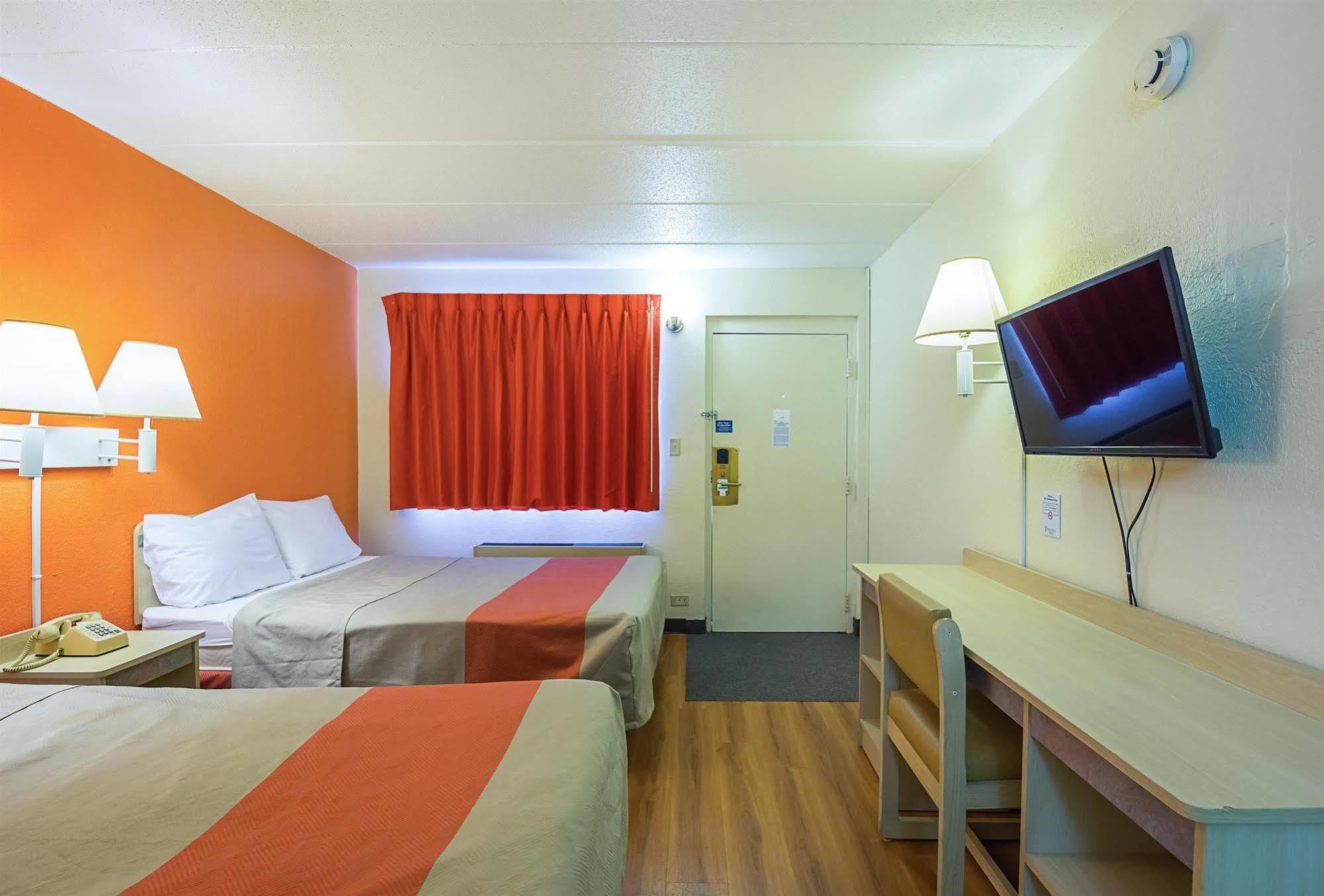 Rodeway Inn Дабек Экстерьер фото
