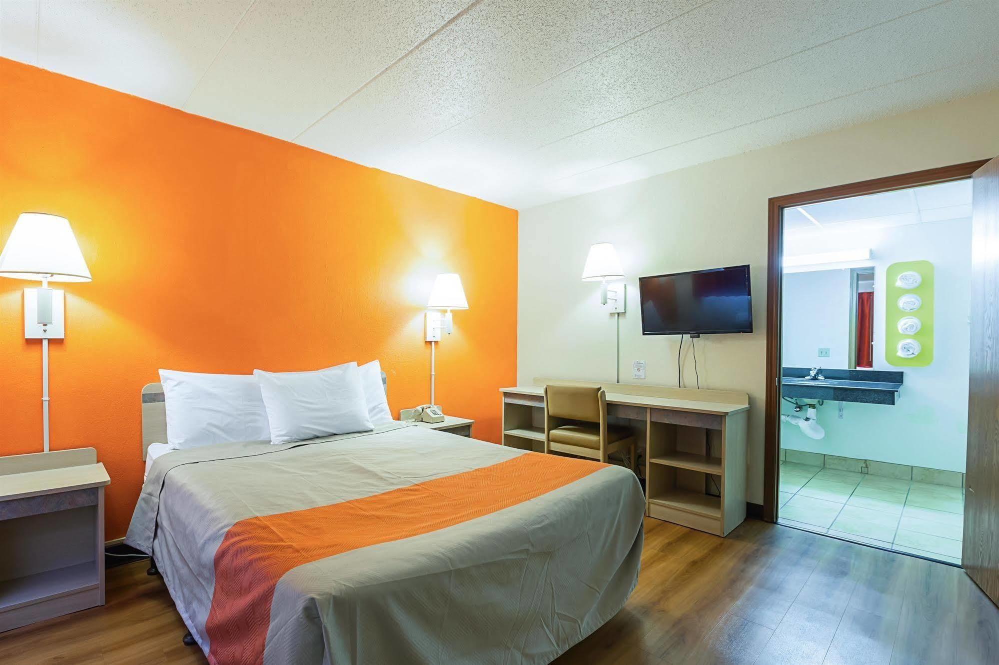 Rodeway Inn Дабек Экстерьер фото