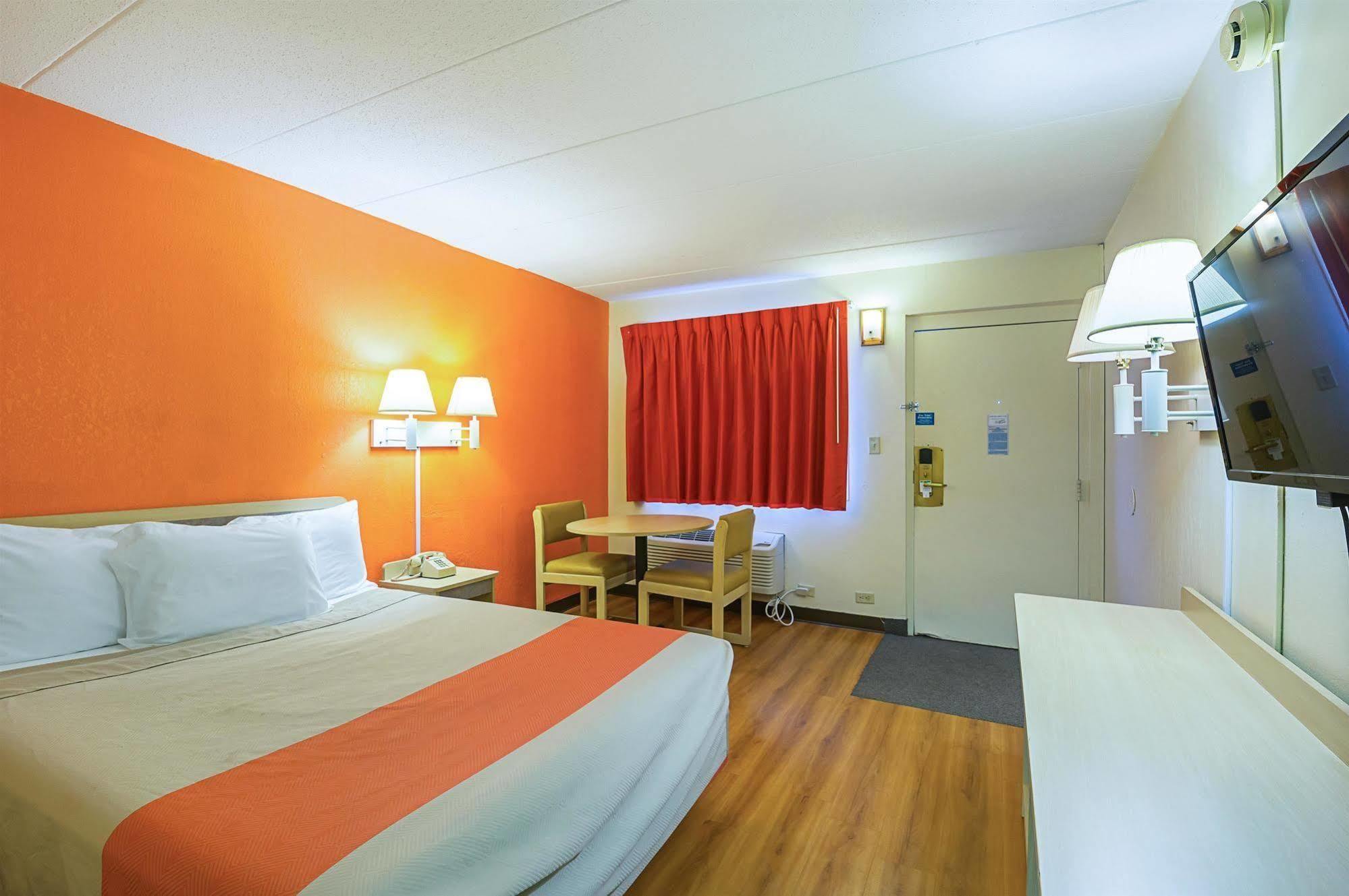 Rodeway Inn Дабек Экстерьер фото