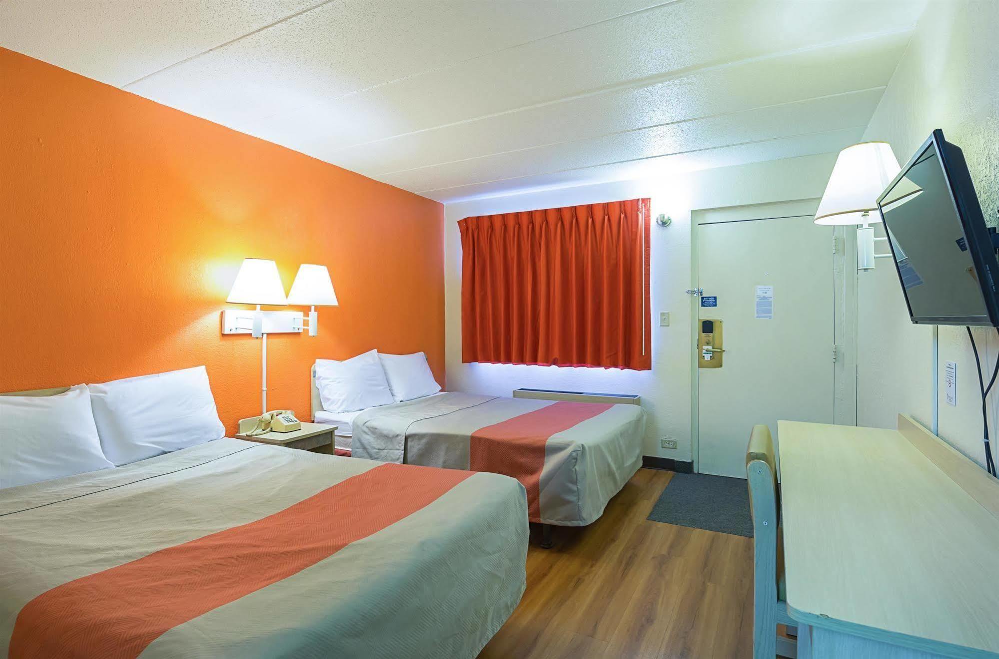 Rodeway Inn Дабек Экстерьер фото